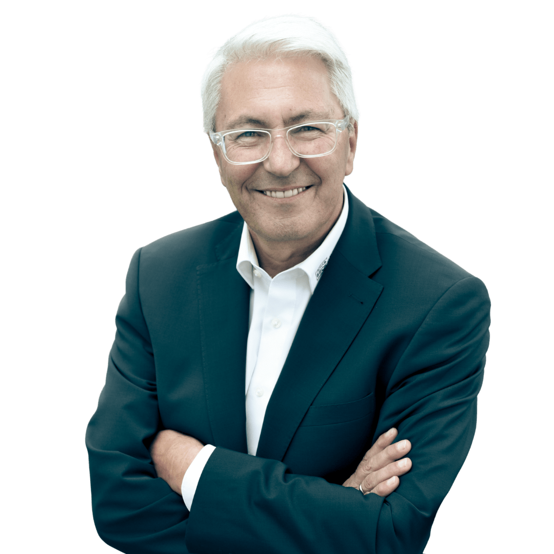 Inhaber Makler Portrait - Michael Beck schaut in die Kamera (ohne Hintergrund)