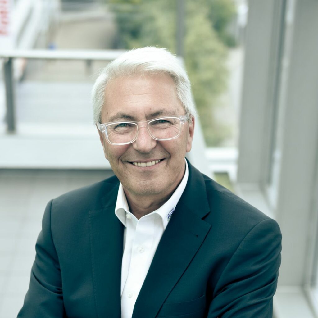 Inhaber Makler Portrait - Michael Beck schaut in die Kamera