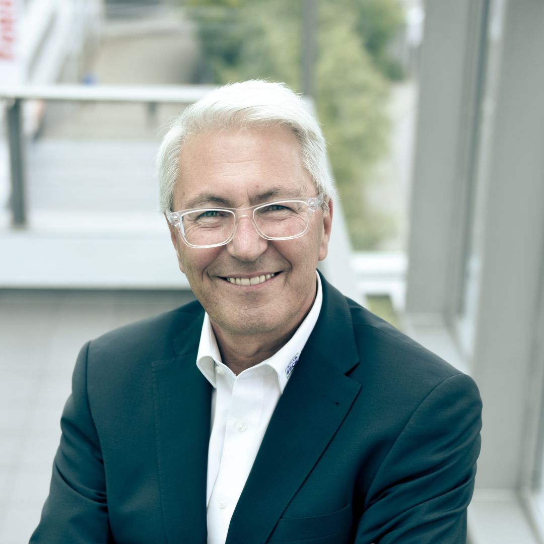 Inhaber Makler Portrait - Michael Beck schaut in die Kamera